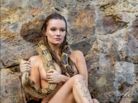 Caitlin O`Connor rozebrana z wężem